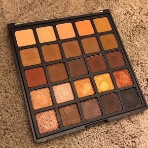 1.Morphe eyeshadow palette